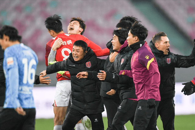 爱游戏注册-成都蓉城训练开放日，清晨完成体检引欢呼，法甲在即，更衣室氛围转暖的简单介绍-爱游戏注册