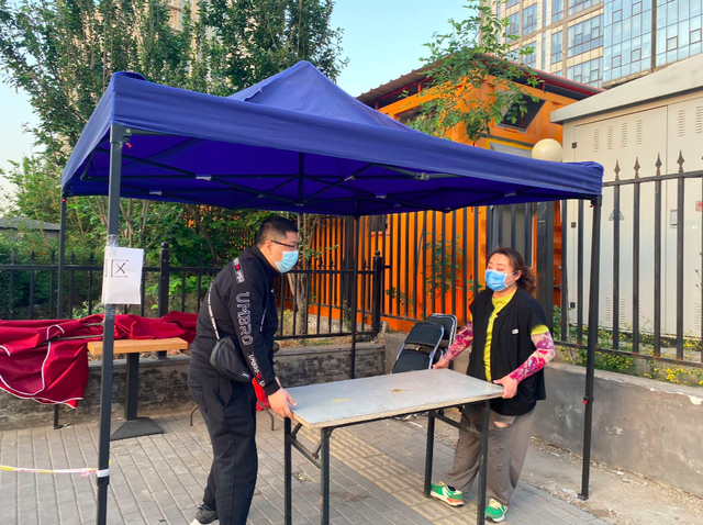 成都蓉城训练开放日，清晨完成体检引欢呼，法甲在即，更衣室氛围转暖的简单介绍